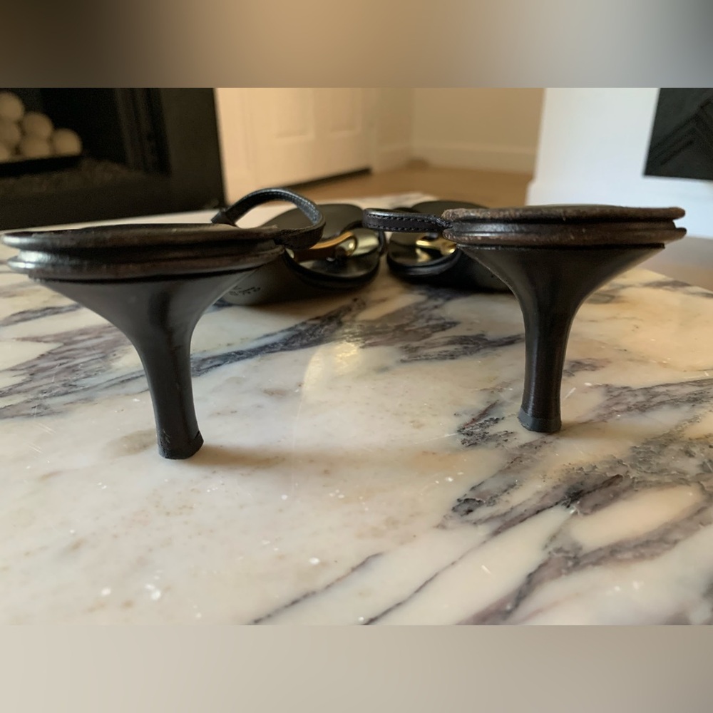 Gucci Black Leather Sandals with Gold Detail - Picture 5 of 6